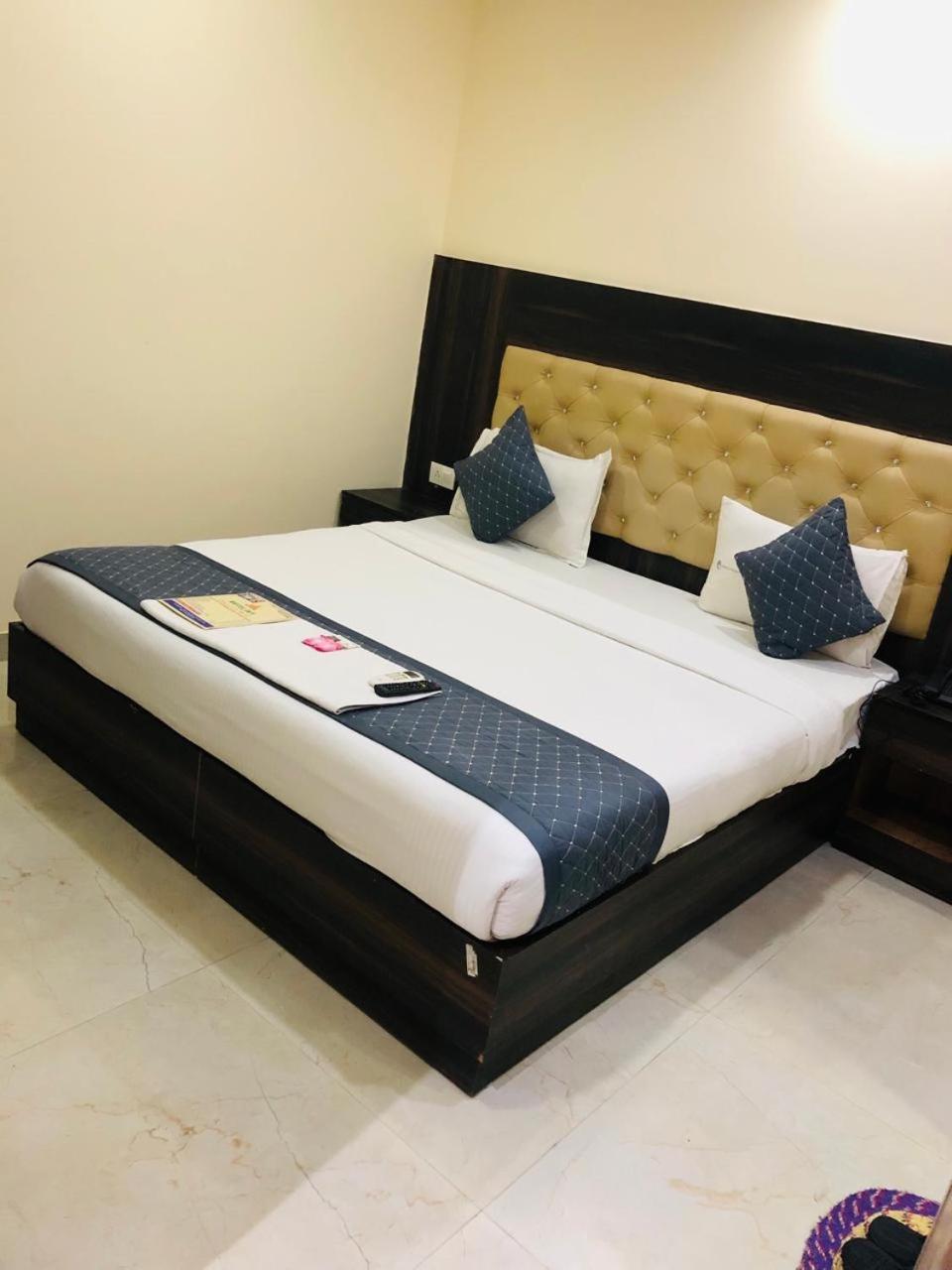 Hotel Ivy Plaza Near Igi Airport 뉴델리 외부 사진